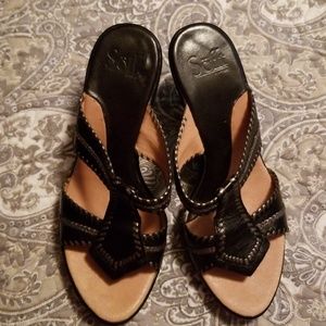 Soft shoe black sandals.